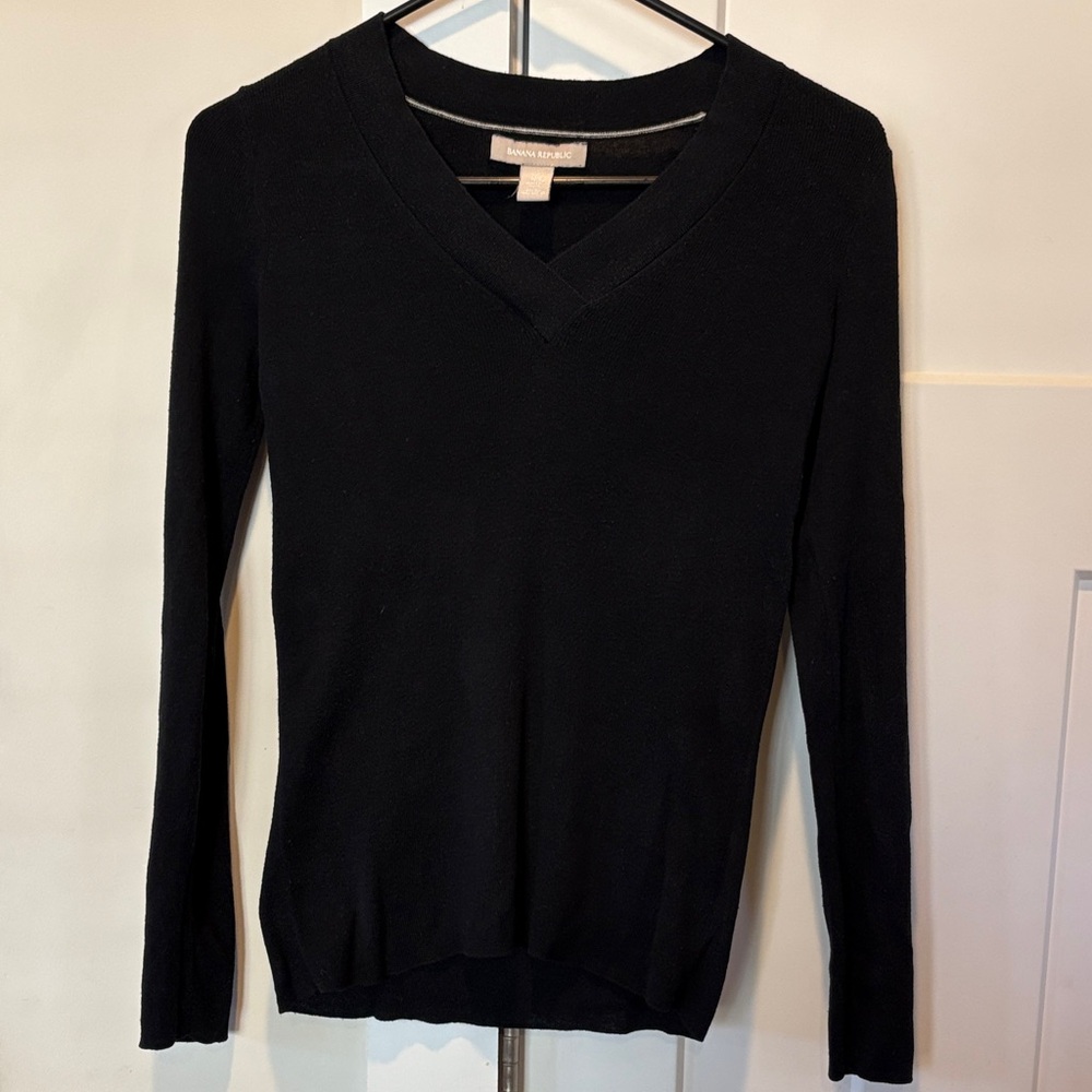 Banana Republic Black V-Neck Pullover, women’s size XS